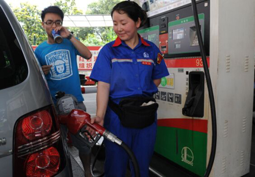 加油站工作服定制-加油员工加油场景 加油站工作服定制-加油员工加油场景